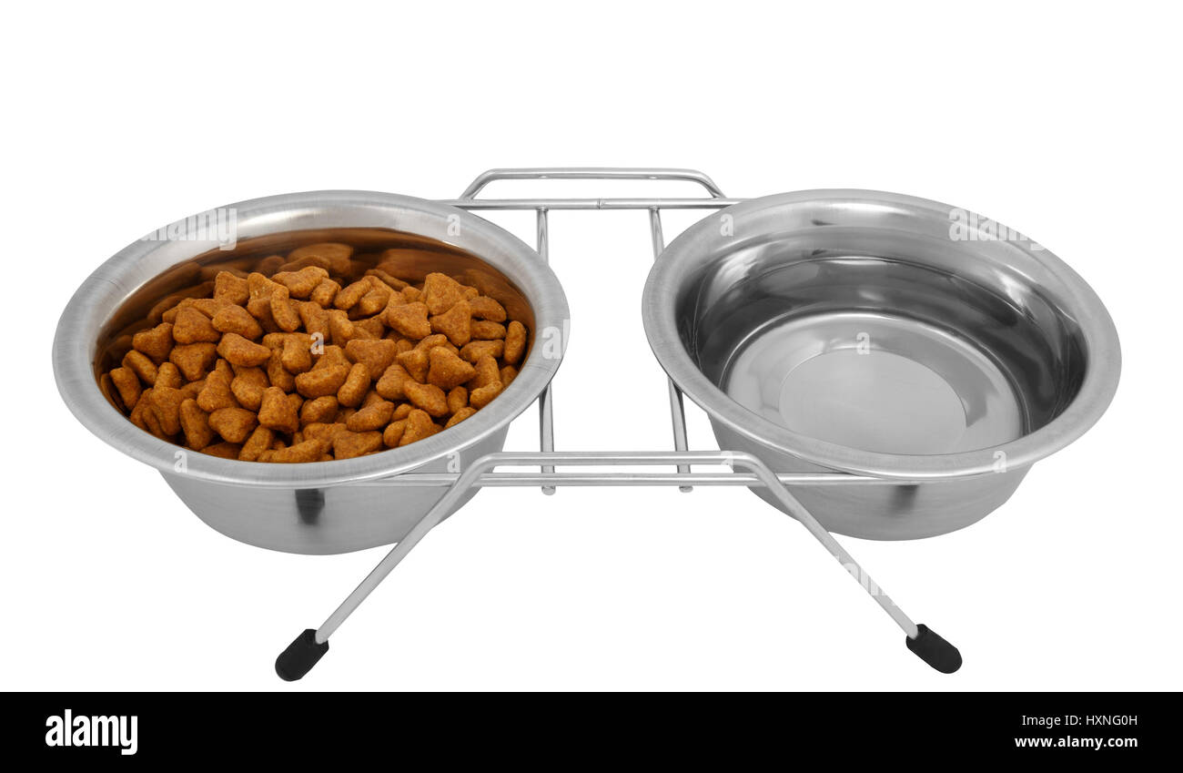 Dos recipientes de metal para perros o gatos con comida y agua aislado  sobre fondo blanco Fotografía de stock - Alamy