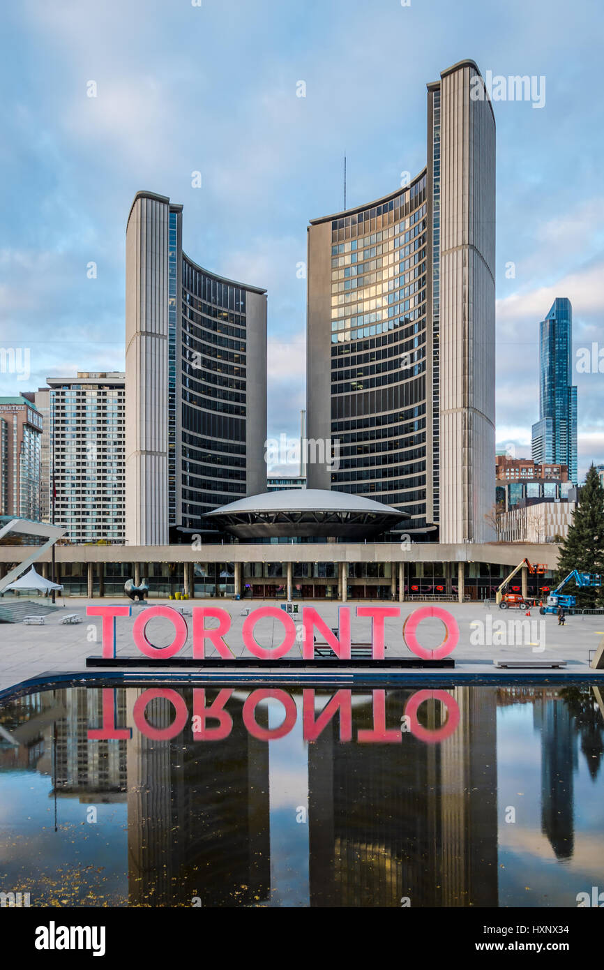 Signo de Toronto y el Nuevo Ayuntamiento en Nathan Phillips Square - Toronto, Ontario, Canadá Foto de stock