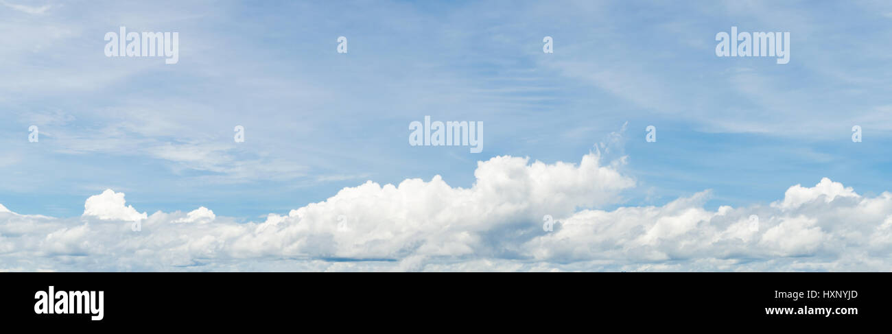 Nube Blanca y azul cielo Foto de stock