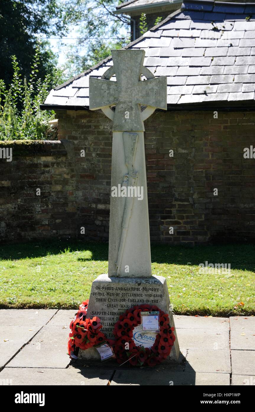 War Memorial en la iglesia de St Giles chruchyard, Totternhoe, Bedfordshire Foto de stock