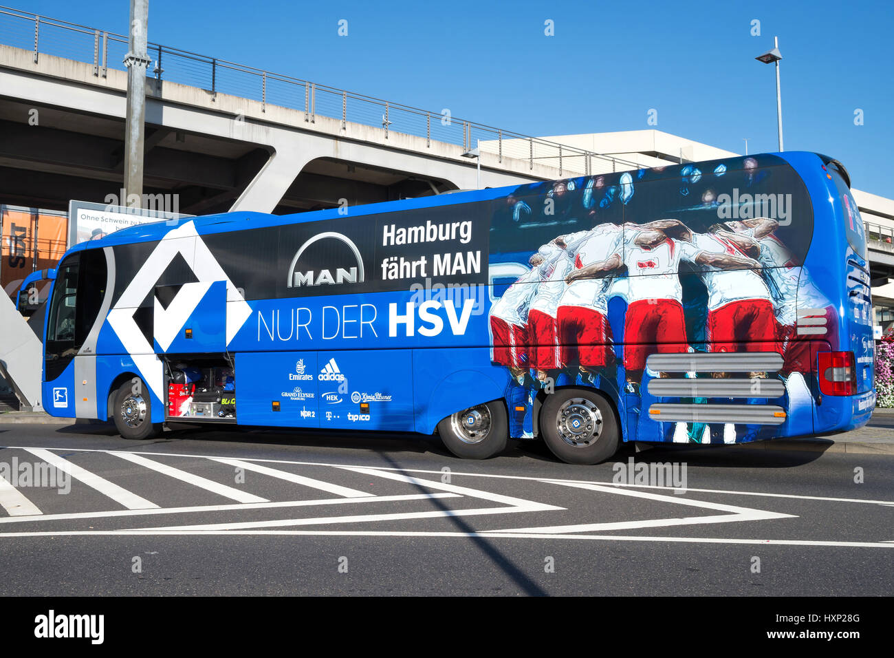 Bus del equipo del departamento de fútbol Hamburger SV. El HSV es el único equipo que ha jugado en cada temporada de la Bundesliga desde su fundación en 1963 Foto de stock
