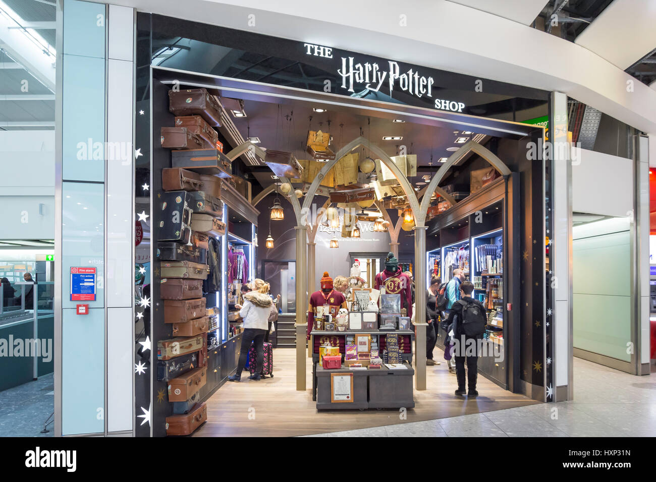 Palos de escoba fuera de la tienda Harry Potter, york Fotografía de stock -  Alamy