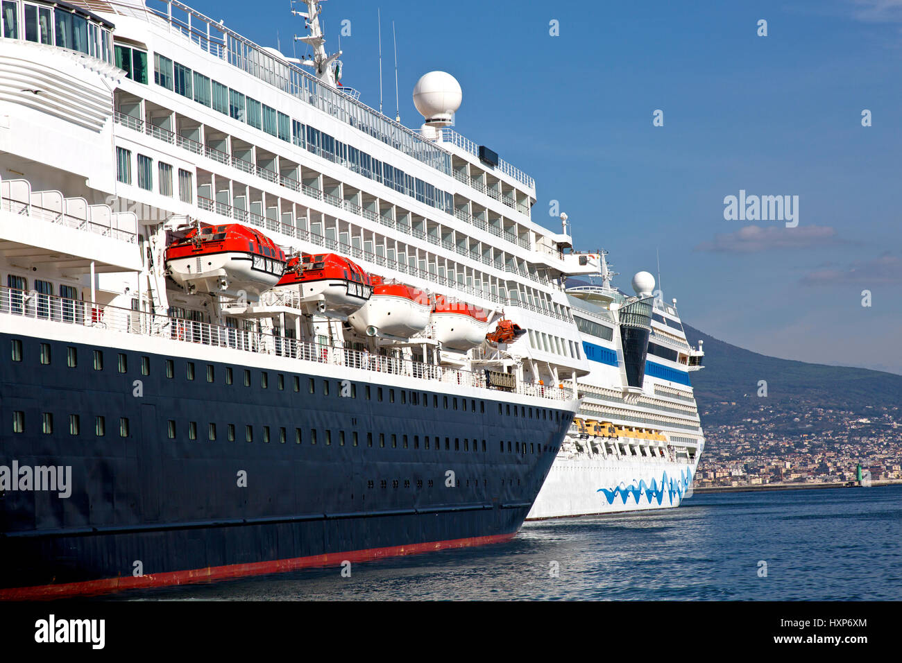 Nápoles, Italia, 5 de septiembre, 2016: Dos buques de crucero en puerto theNaples, uno de los destinos turísticos más importantes de la cuenca mediterránea Foto de stock
