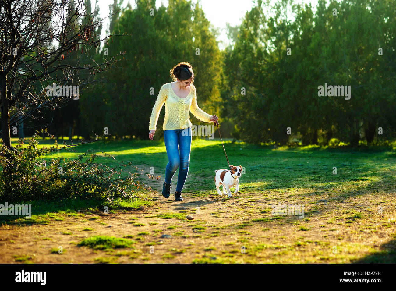 Feliz joven trotar con su perro Jack Russell terrier Foto de stock
