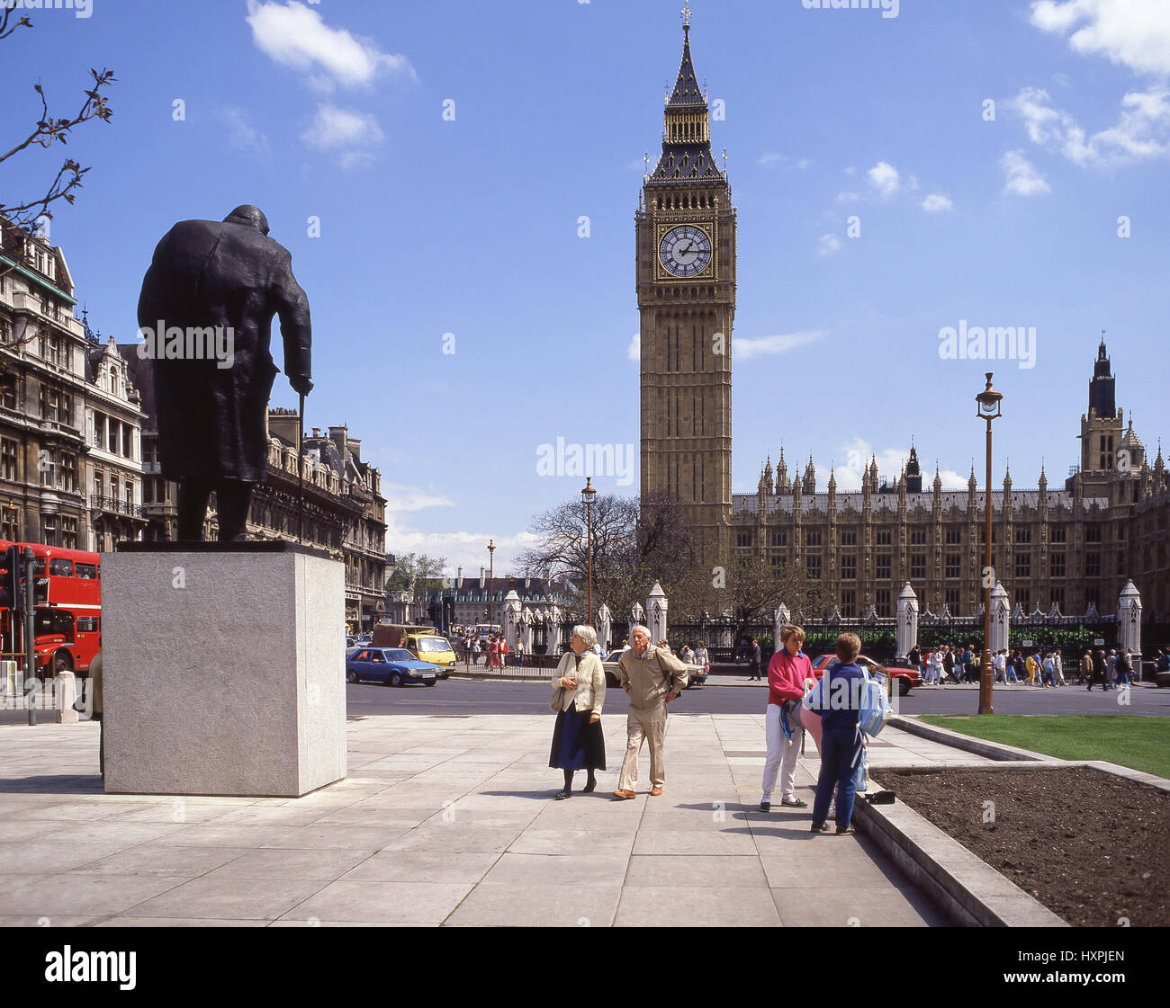 Estatua de Churchill y el Big Ben en Parliament Square, la ciudad de Westminster, Greater London, England, Reino Unido Foto de stock