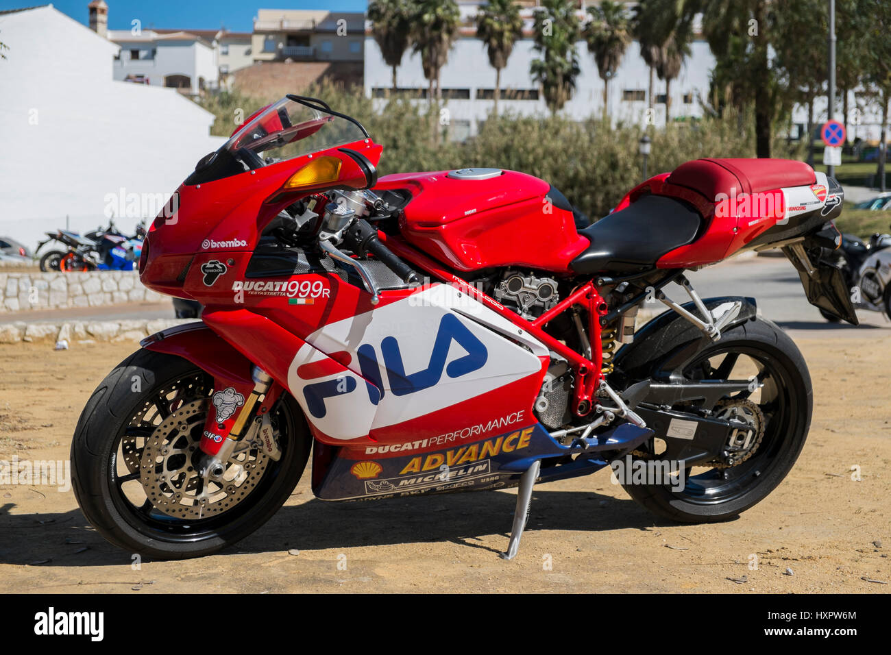 dedo índice Bloquear celos Ducati fila fotografías e imágenes de alta resolución - Alamy