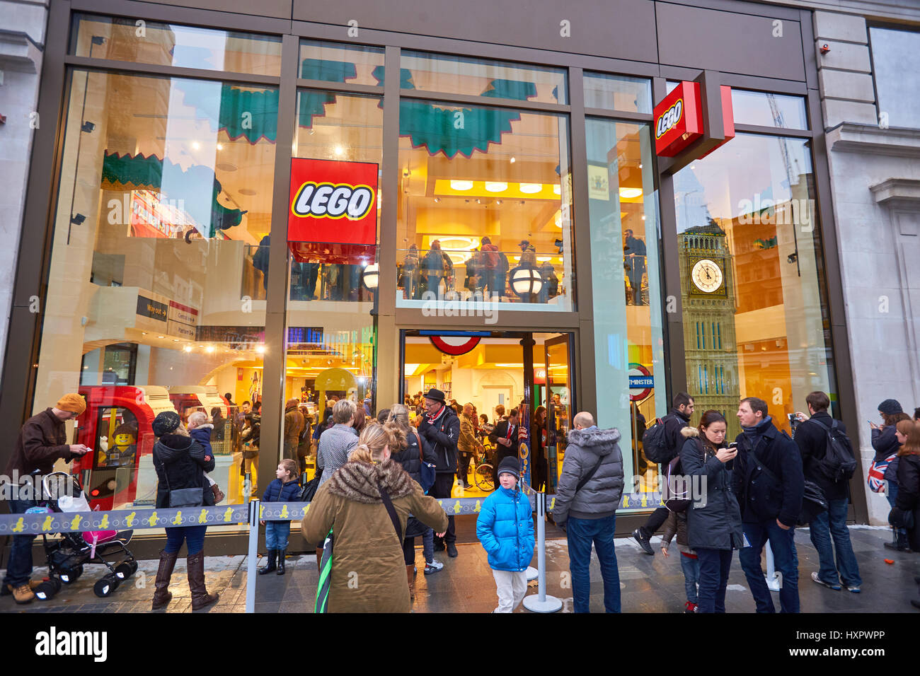 Vista general de la tienda de Lego en Londres Fotografía de stock - Alamy