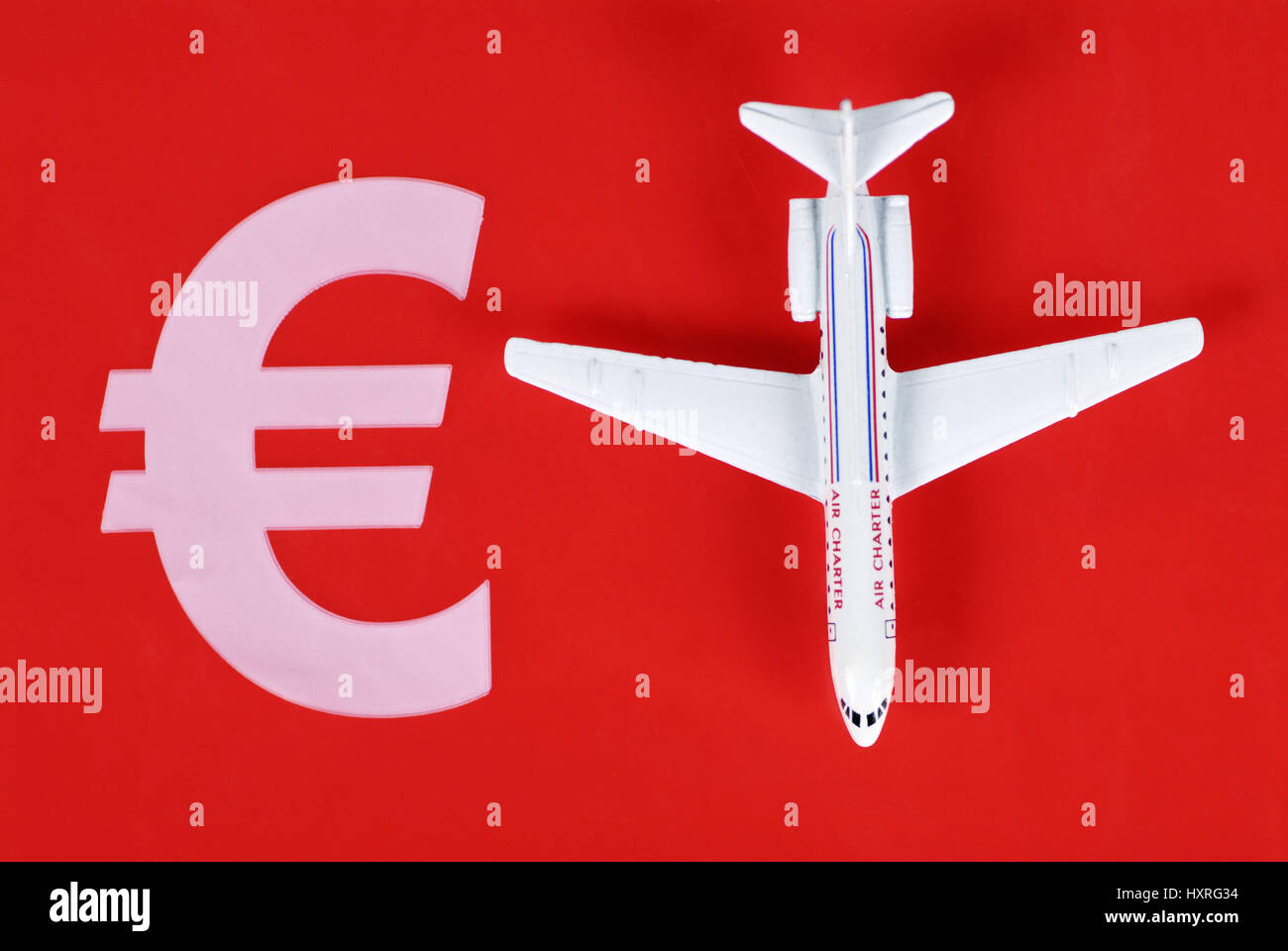 Avión en miniatura y euro-signo, Líneas aereas baratas, Miniaturflugzeug und Euro-Zeichen, Billig-Airlines Foto de stock