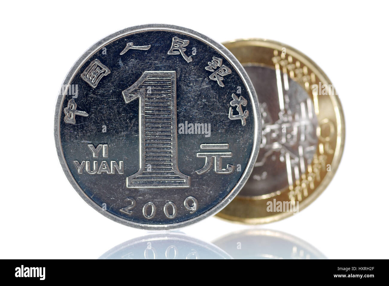 Una moneda yuan (moneda china) antes de que una moneda de euro, el  desarrollo económico en China y Europa, Ein-Yuan-Münze (chinesische  Währung) vor einer Ein Fotografía de stock - Alamy
