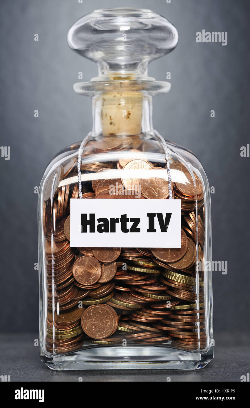 Cristal con céntimos de euro monedas y etiqueta Hartz IV, Glas mit Euro-Centmünzen und Aufschrift Hartz IV Foto de stock