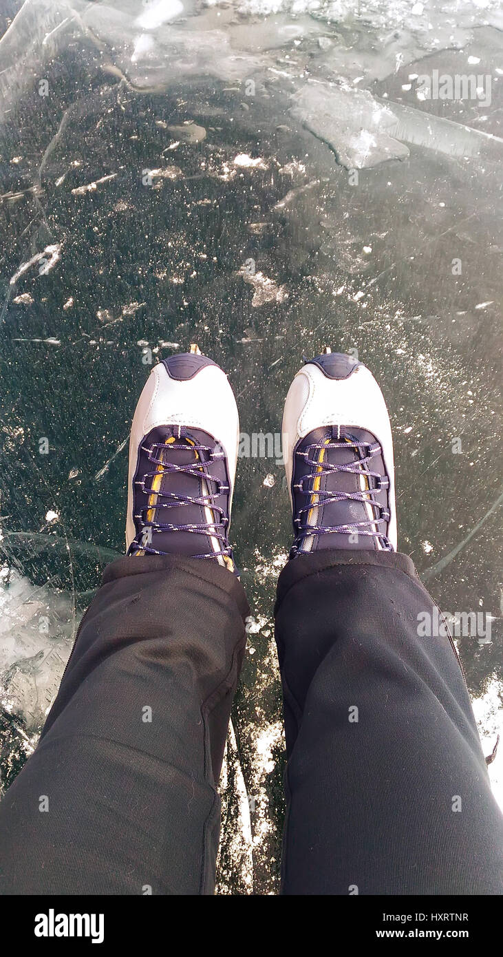 Cerca de un hombre caminando en una montaña cubierta de nieve, en botas con  clavos de zapatos. Trekking de invierno al aire libre Fotografía de stock -  Alamy