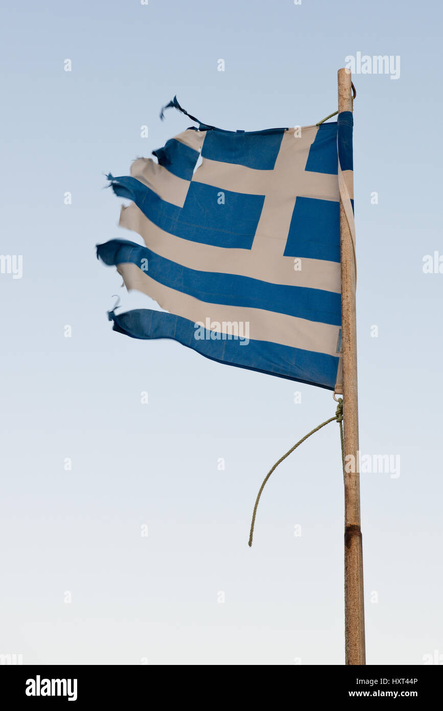 Zerfetzte griechische Fahne flattert im Viento, Insel, Kastellorizo Dodekanes, Griechenland Foto de stock