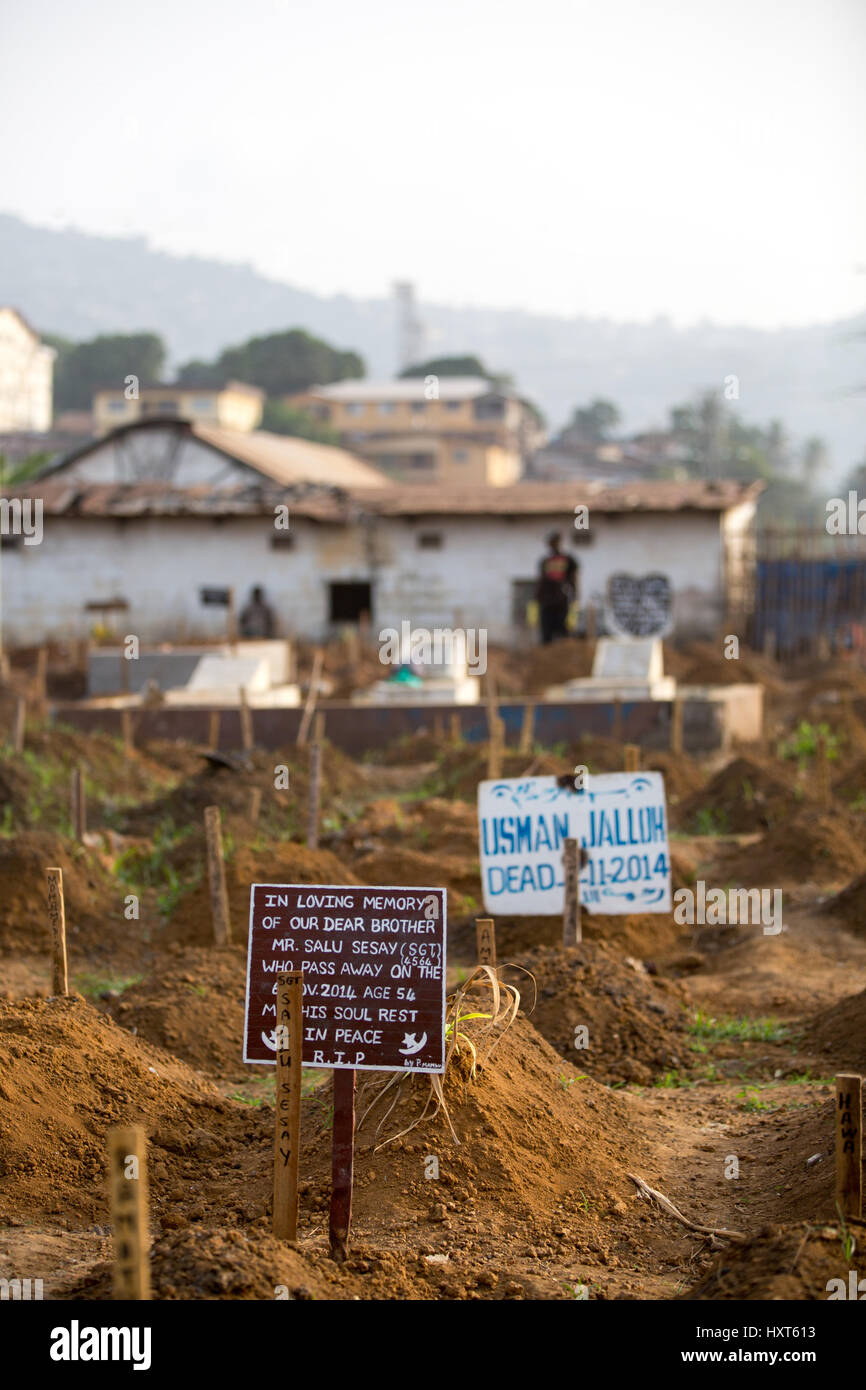 Este cementerio en la capital de Sierra Leona Freetown se ha ampliado aún más en un vertedero de residuos. Los frescos montículos de 3.000 víctimas. Foto de stock