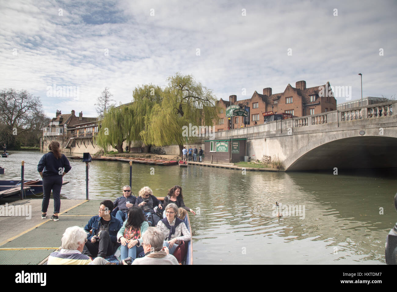 Cambridge, Reino Unido. El 30 de marzo de 2017. El clima del REINO UNIDO: Sol de primavera en un cálido día en Cambridge. Los turistas disfrutan de un día luminoso en Cambridge. Navegar por el río Cam Crédito: WansfordPhoto/Alamy Live News Foto de stock