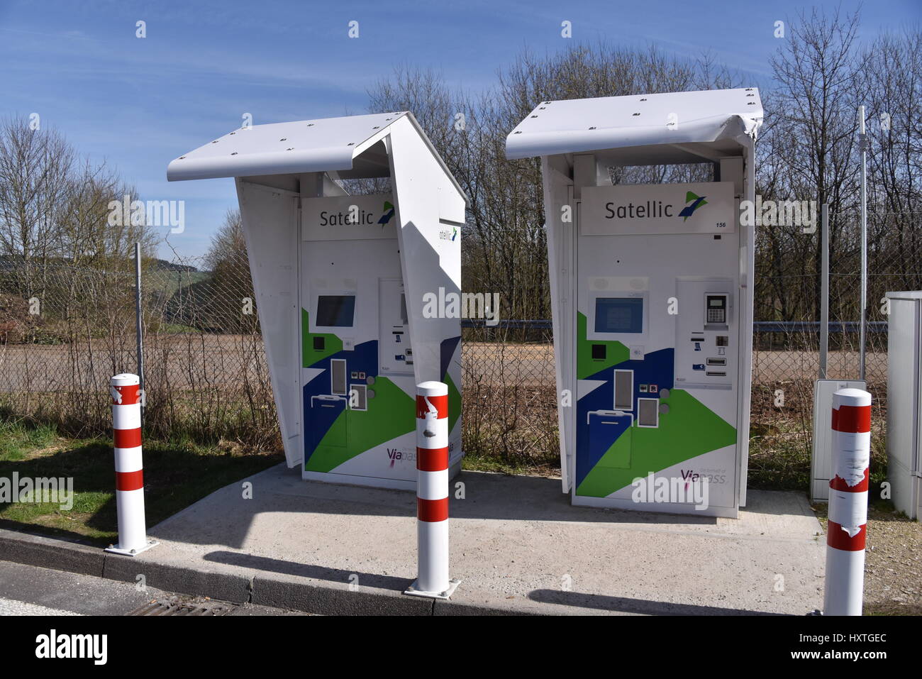 Saint Vith, Bélgica. 25 Mar, 2017. Satellic máquinas usadas para pagar el  peaje de camiones belga, visto cerca de Saint Vith, Bélgica, 25 de marzo de  2017. El sistema de peaje fue