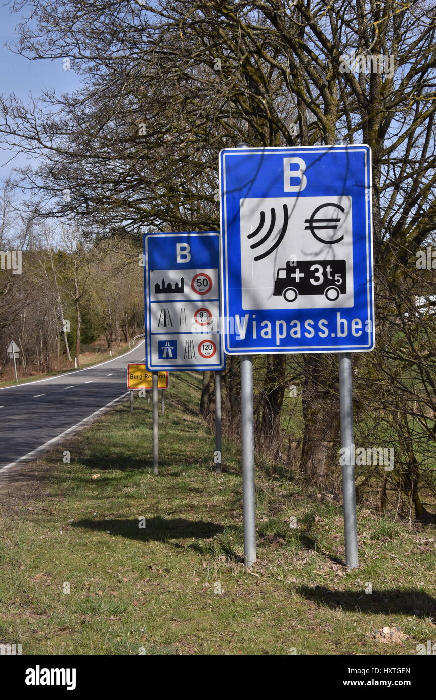Burg Reuland, Bélgica. 25 Mar, 2017. Una carretera de peaje cartel visto en  Burg Reuland, Bélgica, 25 de marzo de 2017. El sistema de peaje fue  introducido el 01 de abril de
