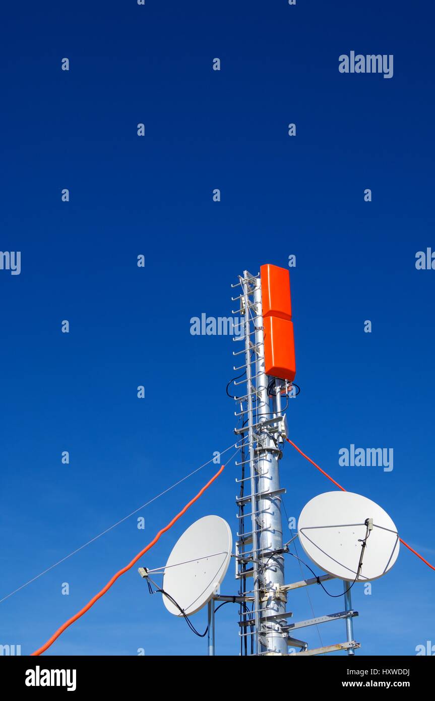 Primer plano de un repetidor de televisión y radio con un cielo azul claro  Fotografía de stock - Alamy