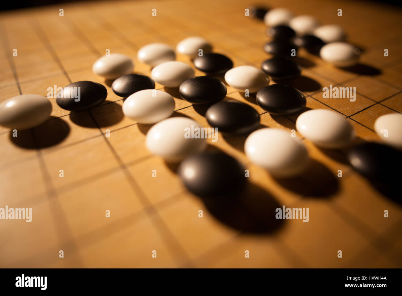 Primer plano de un juego de tablero, con fichas blancas y negras Fotografía  de stock - Alamy