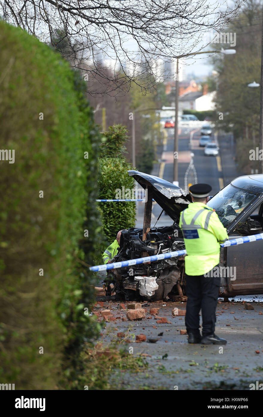 Inspección de Policía un Land Rover robados de la escena cerca de donde