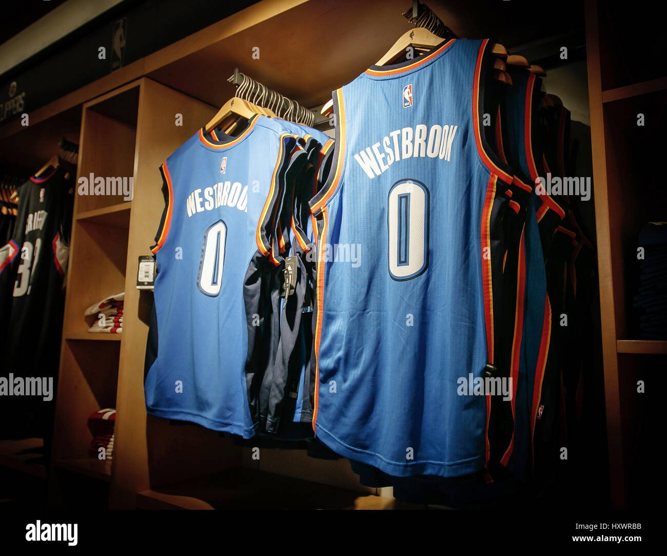 Réplicas de camisetas de Westbrook de Oklahoma City Thunder a la venta en la tienda de la NBA en Manhattan de - Alamy