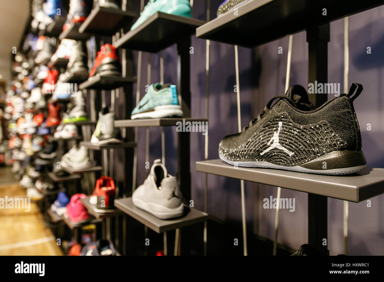 Surtido de Air Jordan zapatillas de baloncesto de la NBA para la venta en  la tienda en Manhattan Fotografía de stock - Alamy