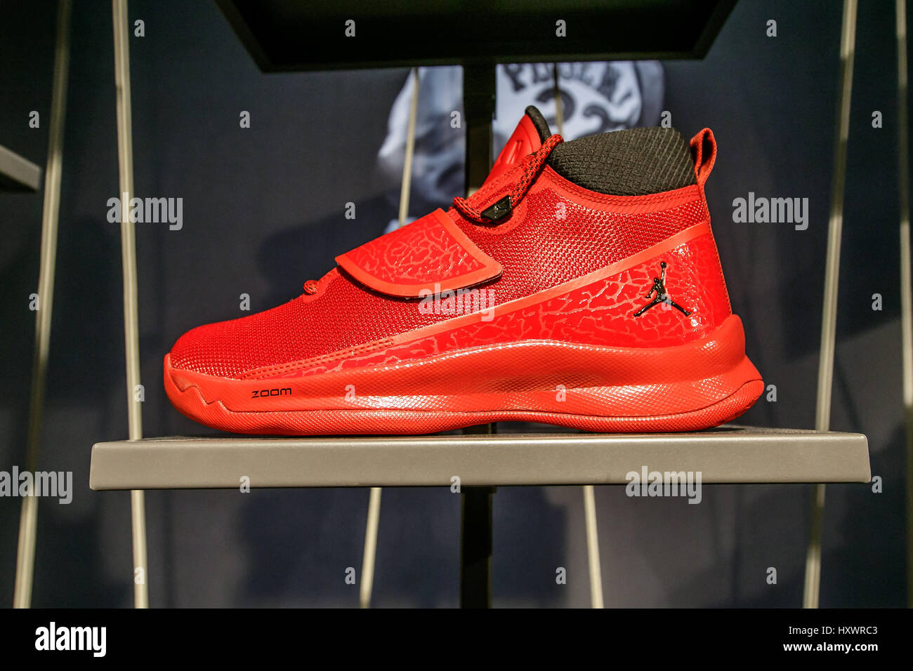 Ale rare Mm Un rojo zapatillas de baloncesto Air Jordan para la venta en la tienda de  la NBA en Manhattan Fotografía de stock - Alamy