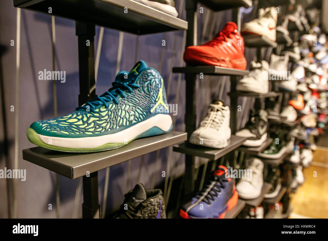 Surtido de Air Jordan zapatillas de baloncesto de la NBA para la venta en  la tienda en Manhattan Fotografía de stock - Alamy