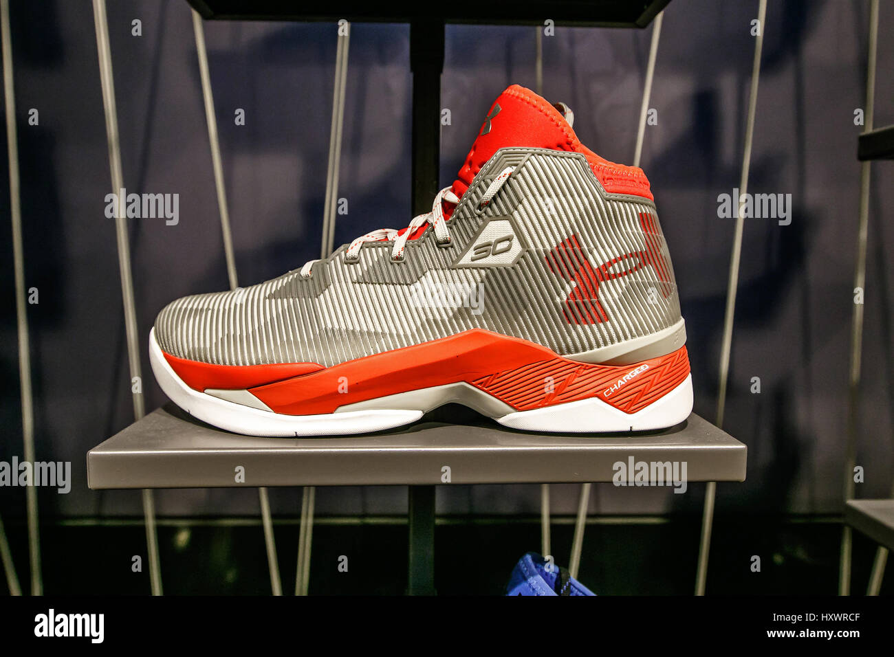 Una zapatilla de baloncesto bajo la armadura para la venta en la tienda de la NBA en Manhattan. Foto de stock