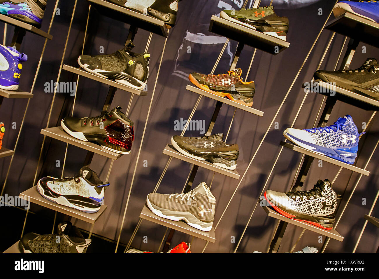 Air Jordan y zapatillas de baloncesto bajo la armadura a la venta en la  tienda de la NBA en Manhattan Fotografía de stock - Alamy