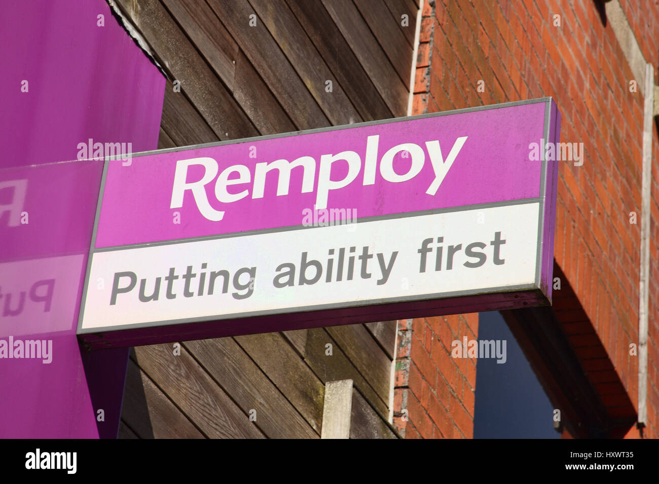 Cardiff, País de Gales, Reino Unido , 14 de septiembre de 2016 : Remploy logo publicidad firmar fuera de su oficina en la calle Golgate Foto de stock