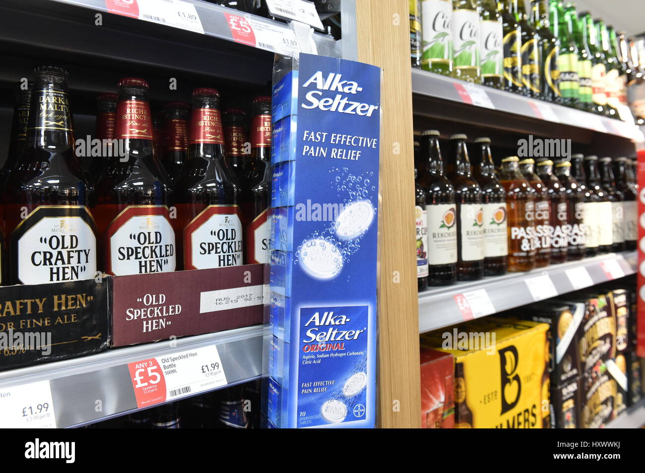 Cerveza y alka selzter en venta en supermercado Aldi exceso de navidad Foto de stock