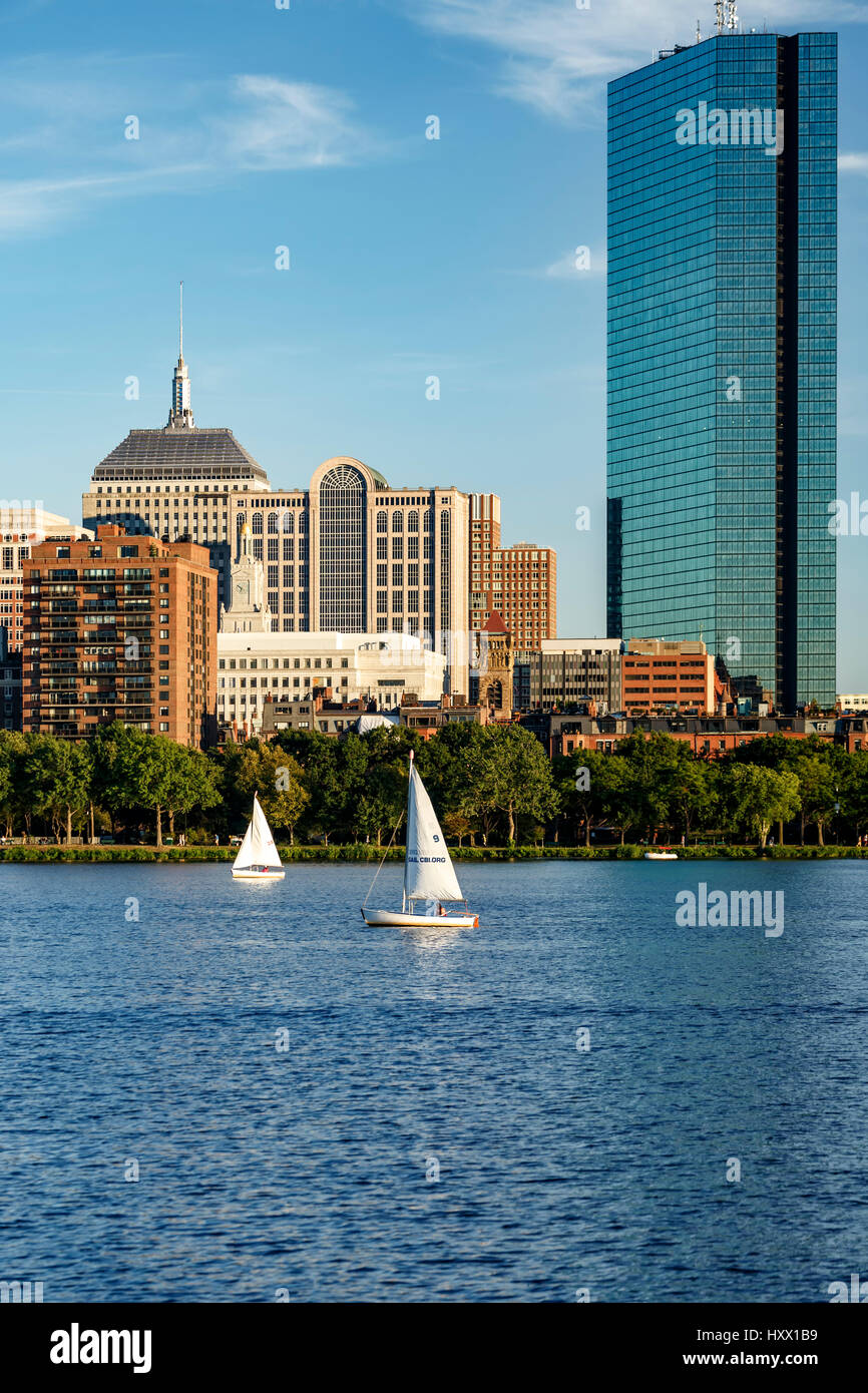 Horizonte y veleros en el río Charles, en Boston, Massachusetts, EE.UU. Foto de stock