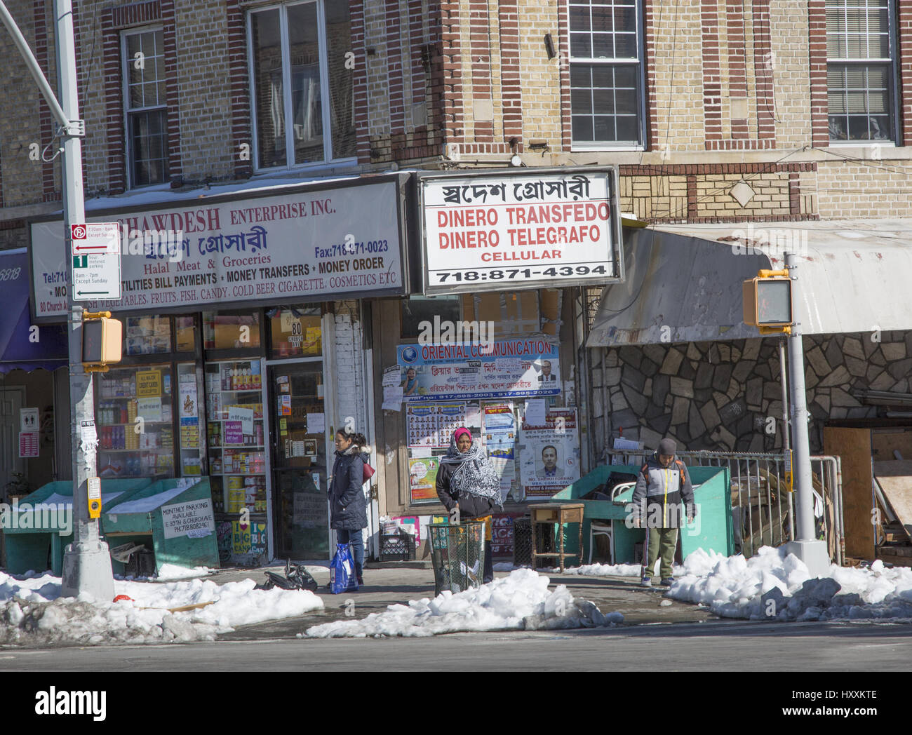 Giros y transferencias de dinero ofrecido en una tienda local en un barrio multiétnico en Brooklyn, NY. Foto de stock