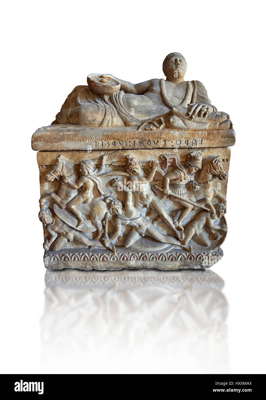 Estilo helenístico cinerary etrusco, funreary, urn , el Museo Arqueológico Nacional de Florencia, Italia, fondo blanco. Foto de stock