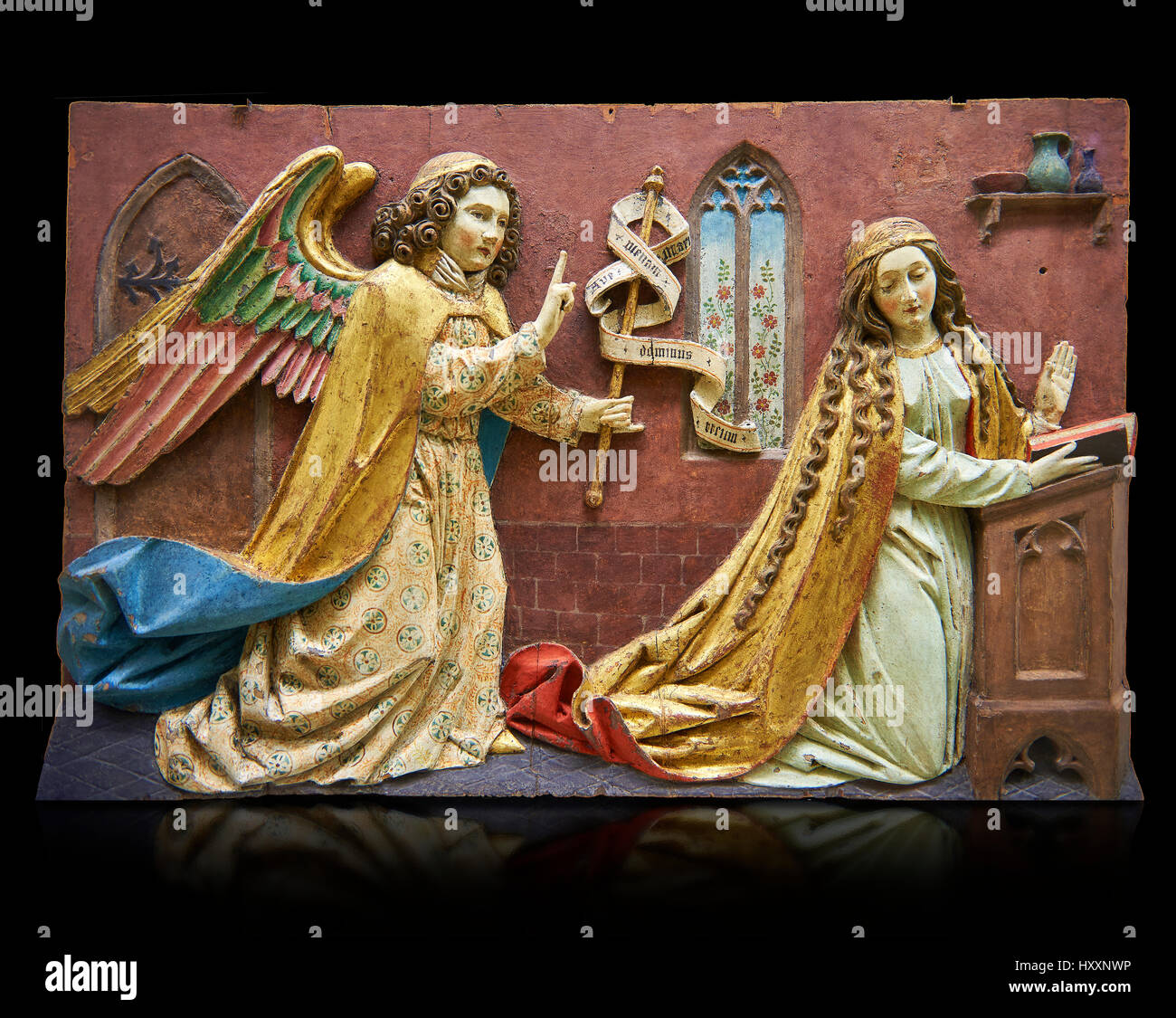 Panel de socorro pintada de la Anunciación de la Virgen, posiblemente del siglo XVI, desde el Tirol, Austria. Inv 2352 El Museo del Louvre, París. Foto de stock