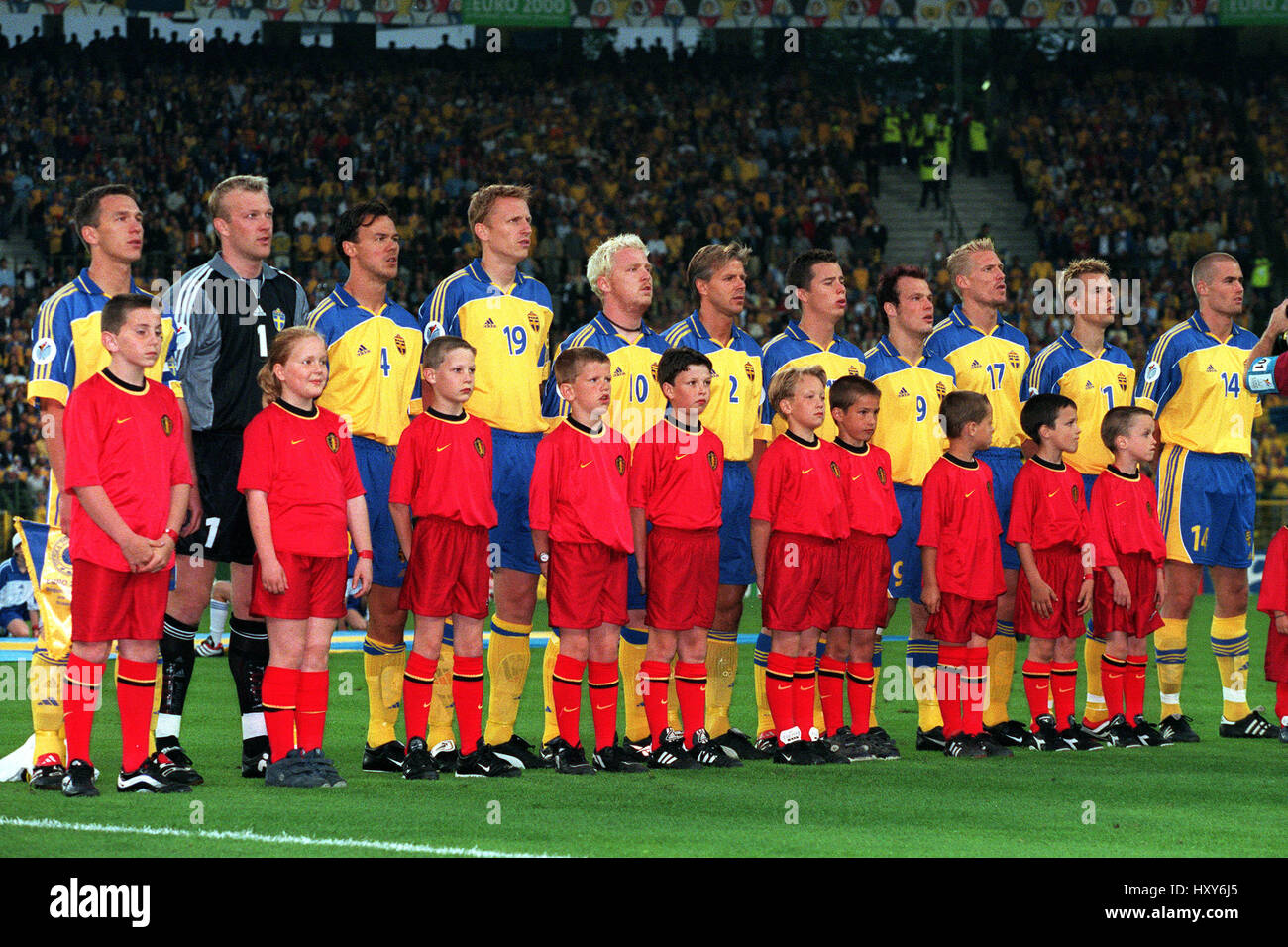 Suecia se alinean con las mascotas Bélgica contra Suecia el 10 de junio de 2000 Foto de stock