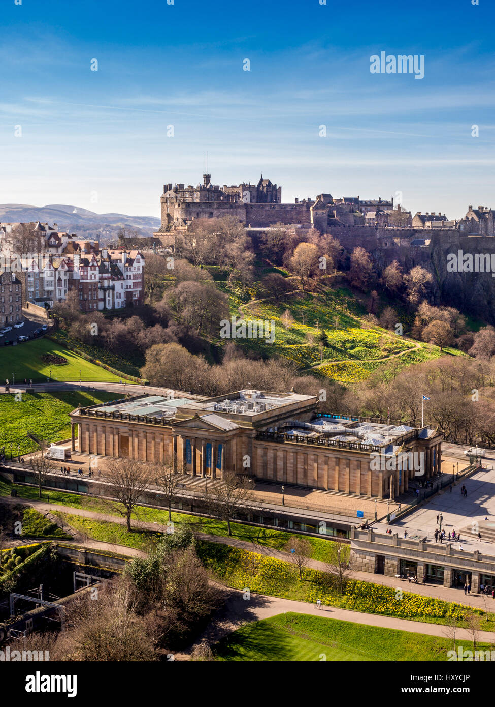 Vista aérea de la Galería Nacional Escocesa en el Montículo con el Castillo de Edimburgo en la distancia. Edimburgo, Escocia, Reino Unido. Foto de stock