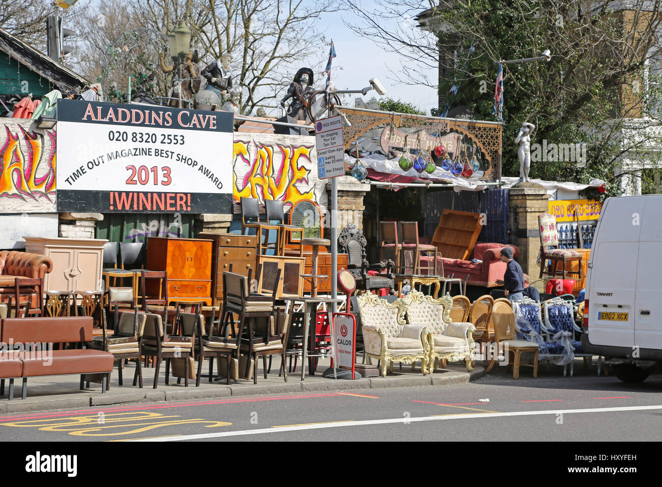 Aladin's Cave, una tienda de muebles de segunda mano en Lewisham, al  sureste de Londres. Famoso para embalar la acera con electrodomésticos  usados Fotografía de stock - Alamy