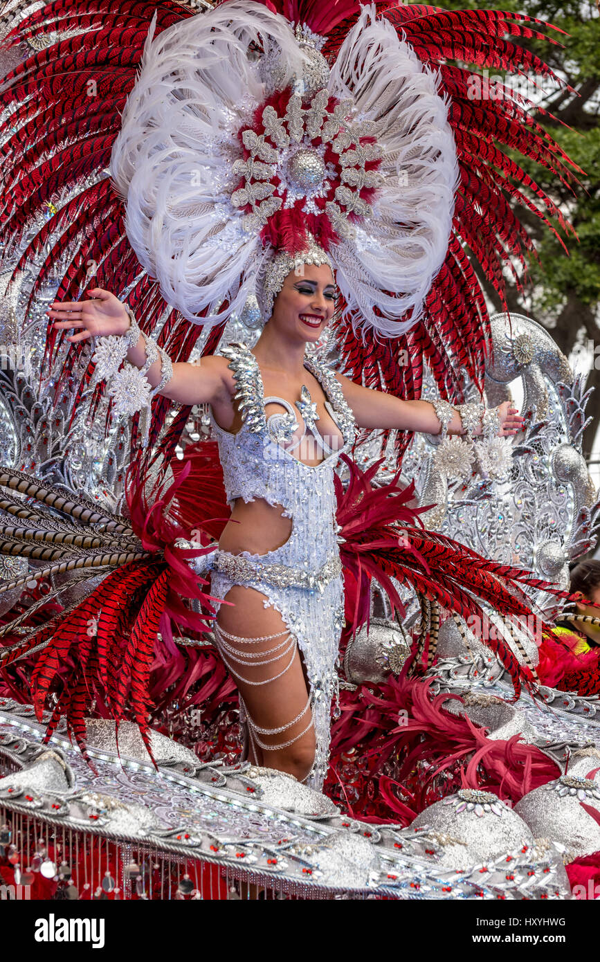 Mujer en elaborados trajes de enorme decorado flotan en Tenerife desfile de  carnaval Fotografía de stock - Alamy