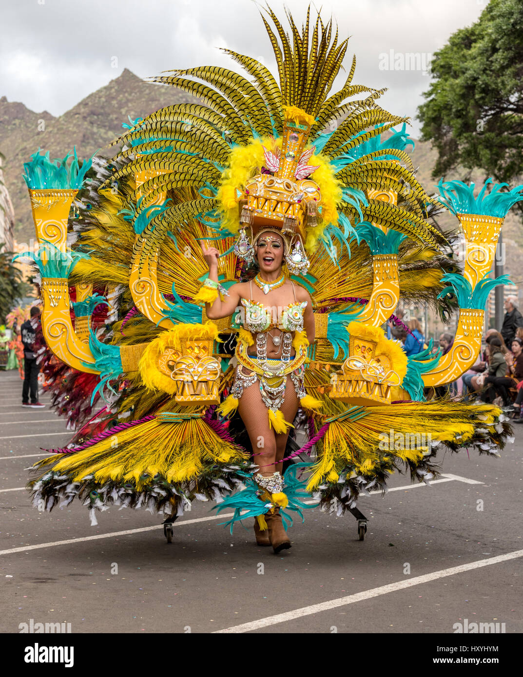 Ni a o mujer en muy elaborados trajes en el desfile de carnaval de