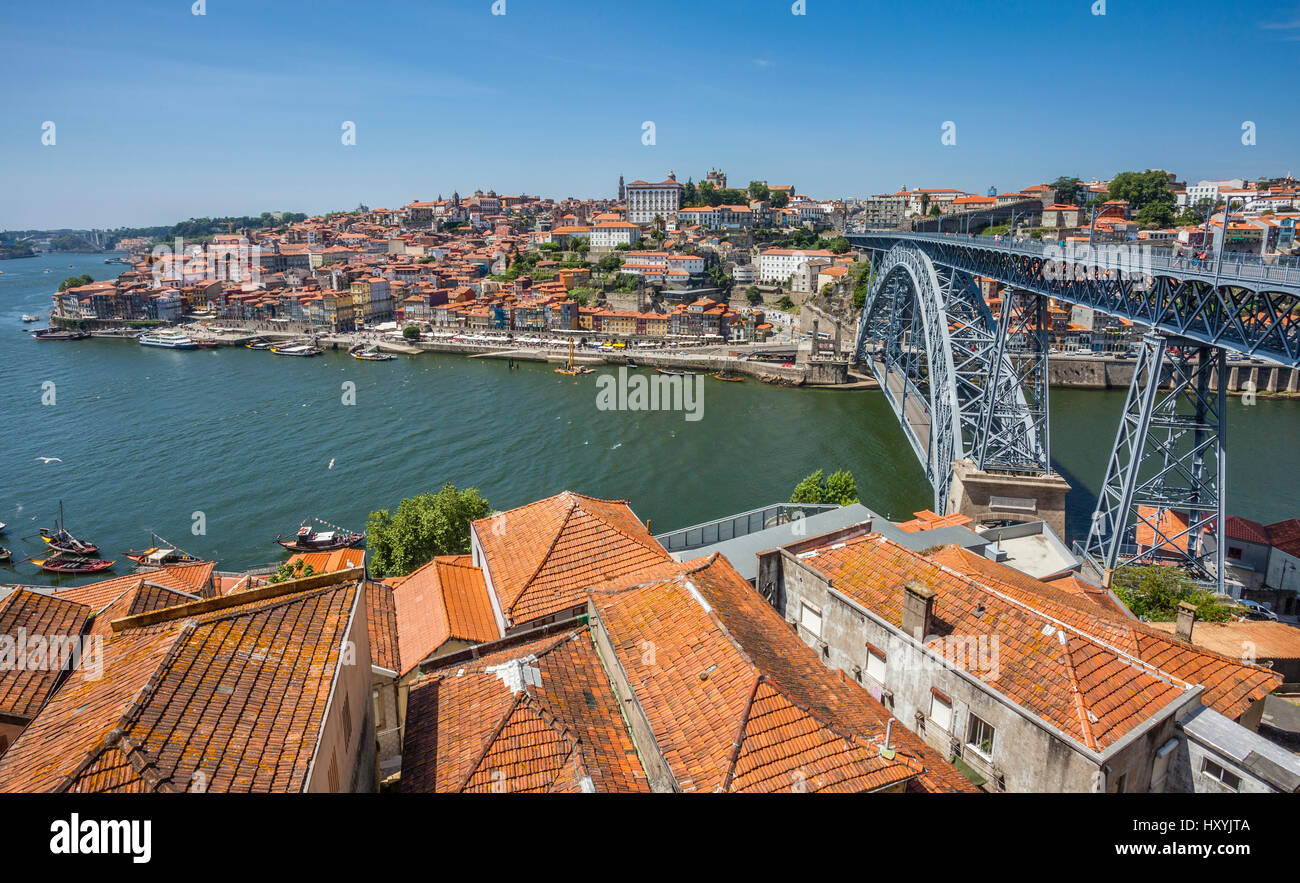 Portugal, Región Norte, Porto, vista desde Vila Nova de Gaia, cruzando el río Duero hacia el puente Dom Luís I y Ribeira de Oporto waterfront Foto de stock