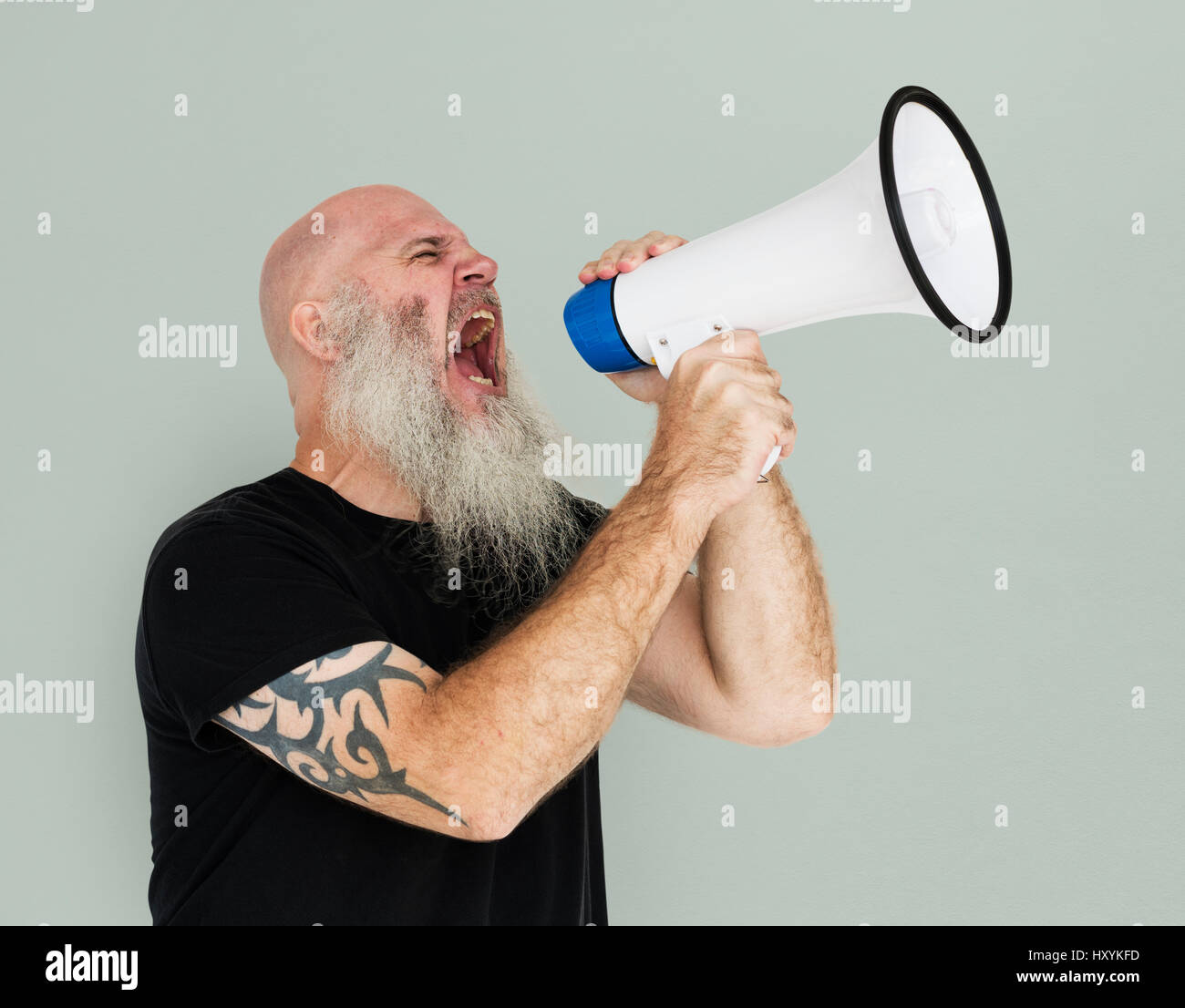 Hombre caucásico barbudo gritando megáfono Foto de stock