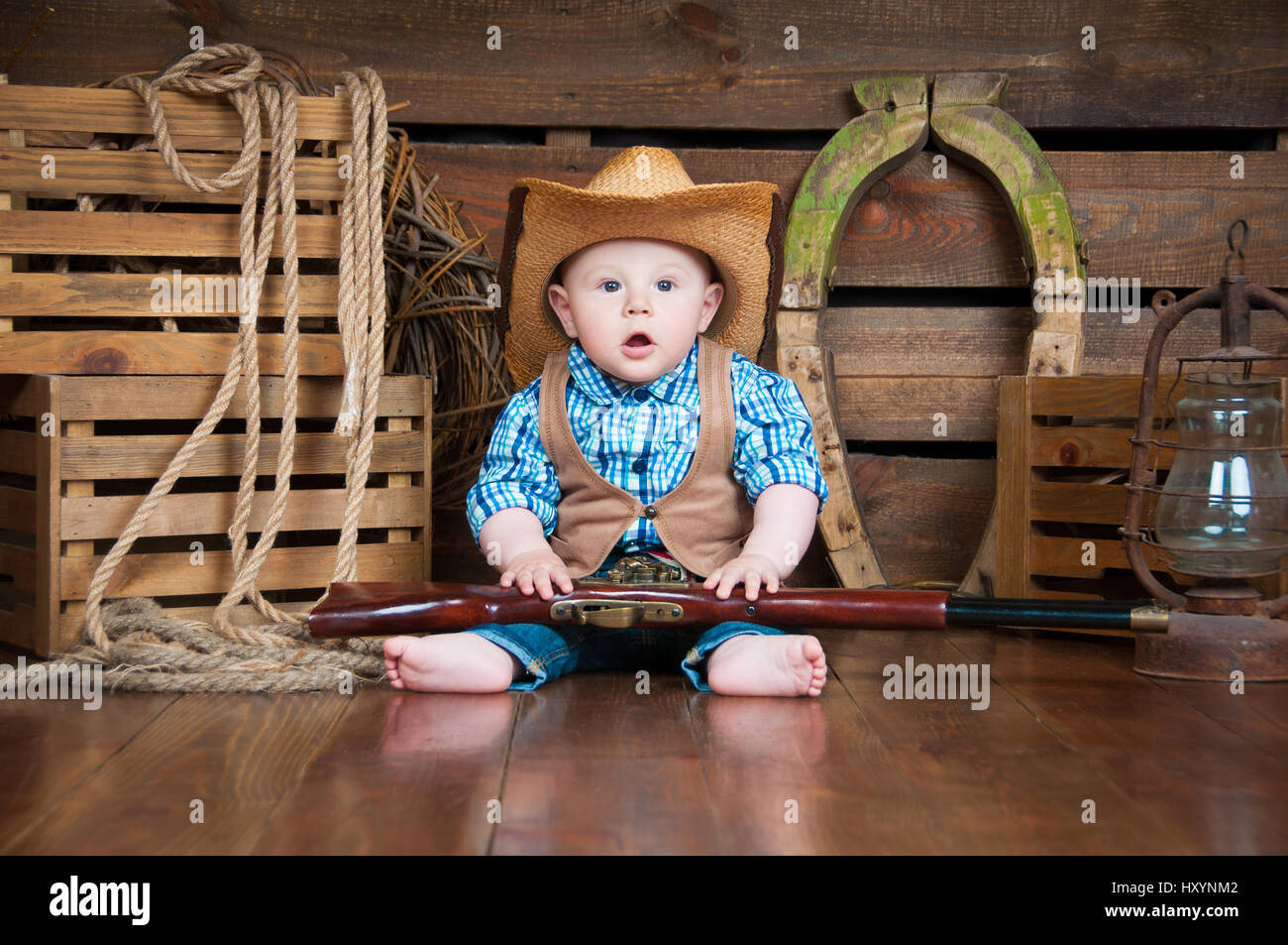 Retrato de un niño pequeño en una decoración de vaquero Fotografía de stock  - Alamy
