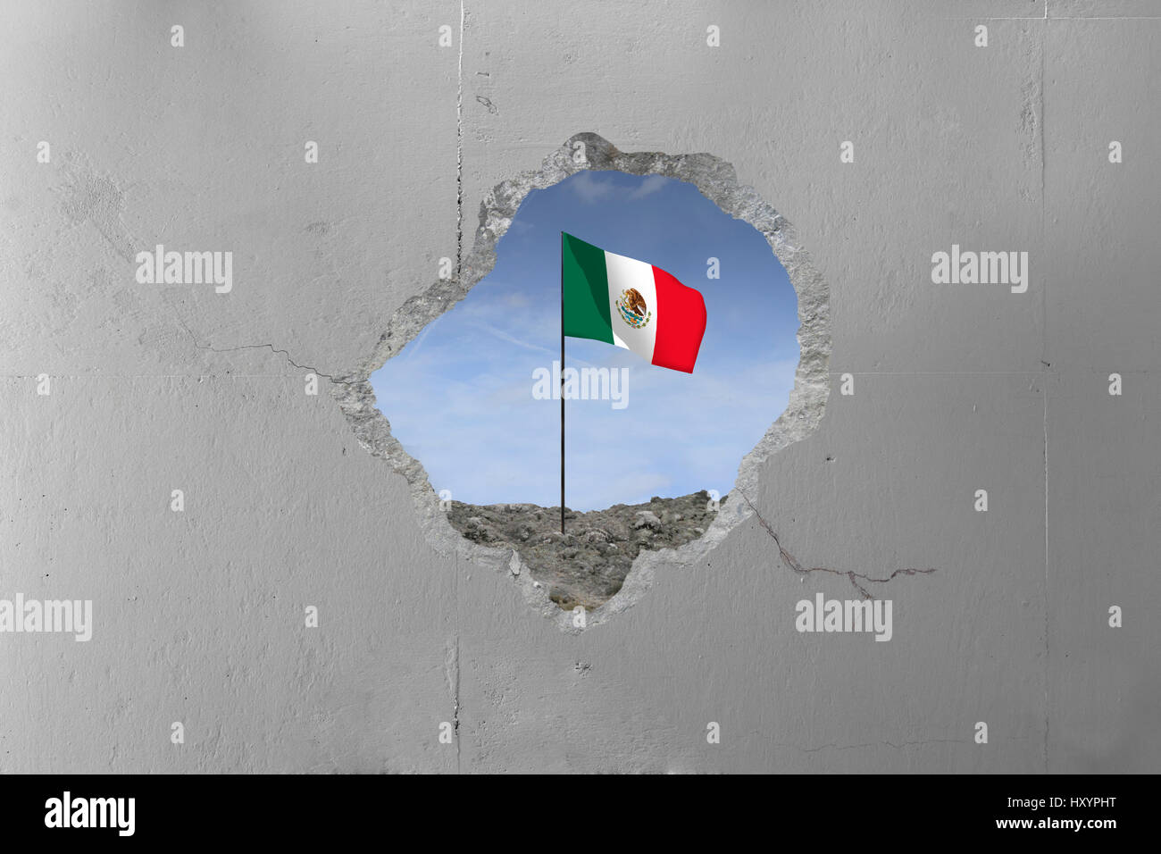 Bandera Mexicana detrás de un muro de hormigón. Foto de stock