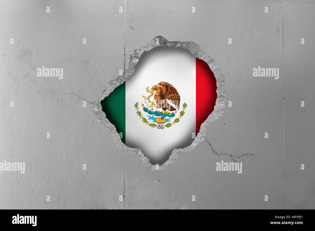 Bandera Mexicana detrás de un muro de hormigón. Foto de stock