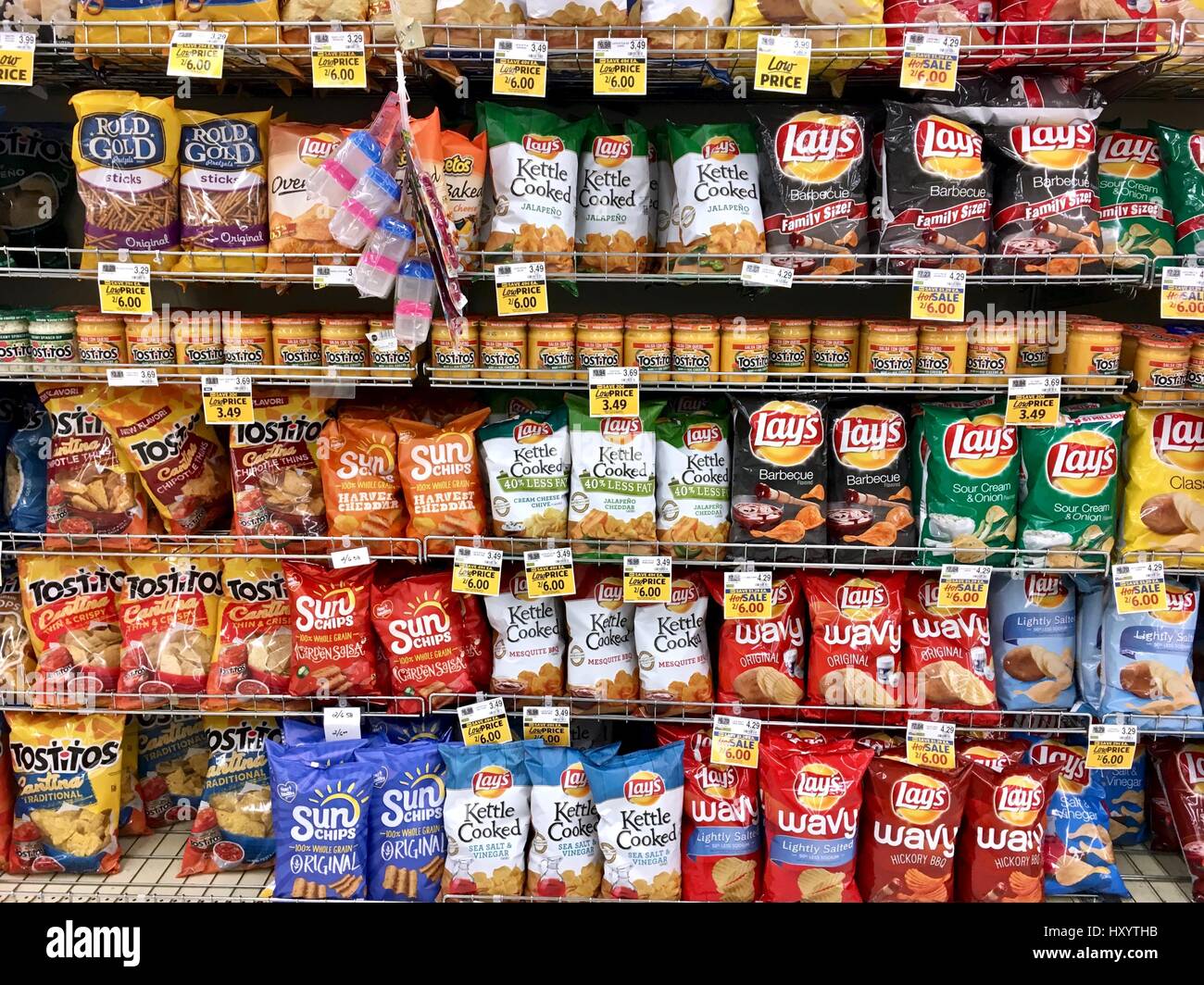 Snack de selección de chip en tienda Fotografía de stock - Alamy