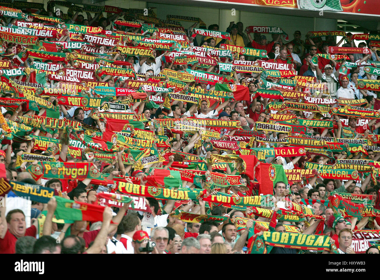 Bufandas de los fanáticos del fútbol fotografías e imágenes de alta  resolución - Alamy