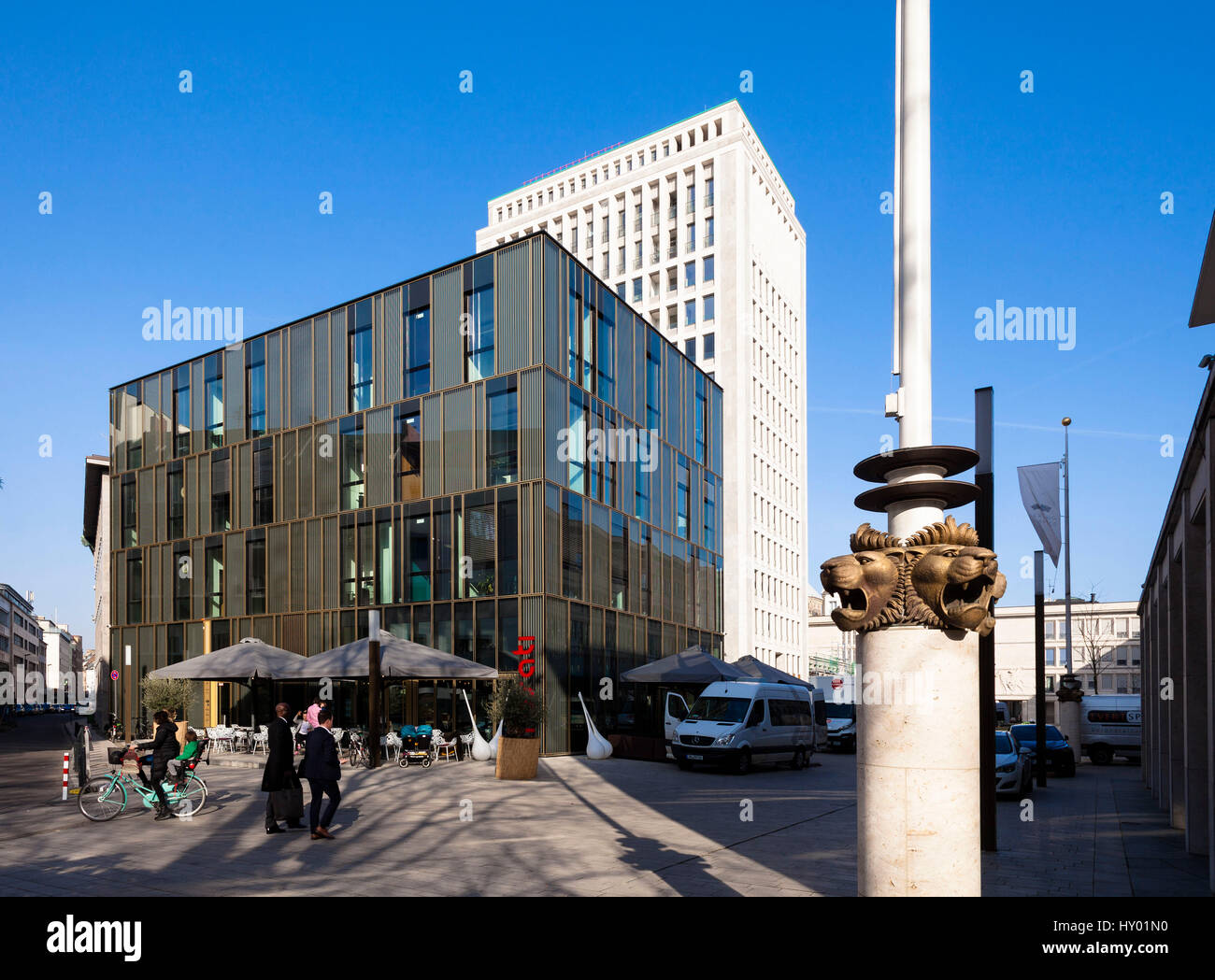 Alemania, Colonia, el edificio en el Torhaus Gerling Quartier, cabezas de león en un asta de bandera. Foto de stock
