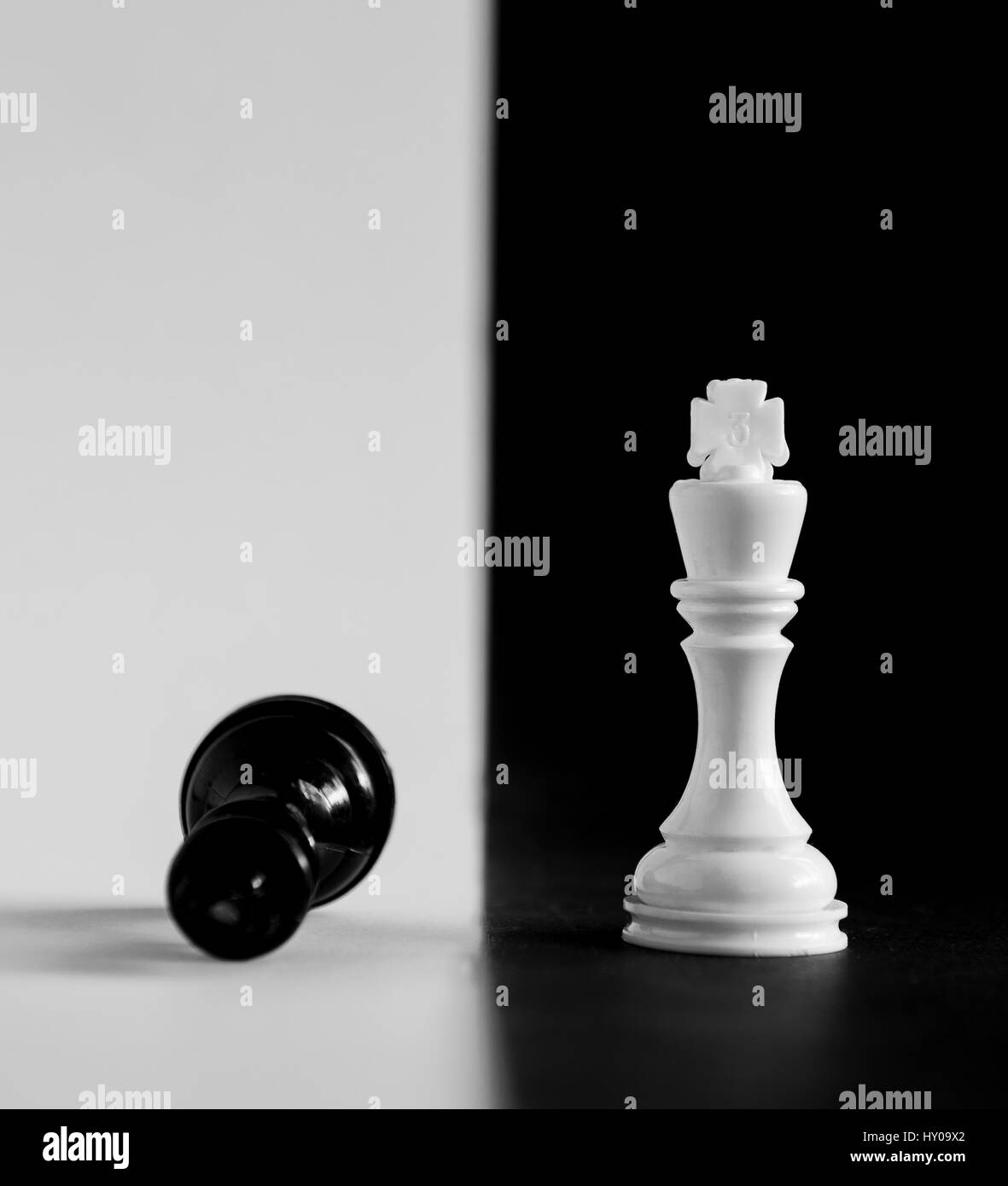 El rey y la Reina juego de ajedrez de piezas sobre un tablero blanco y negro Foto de stock