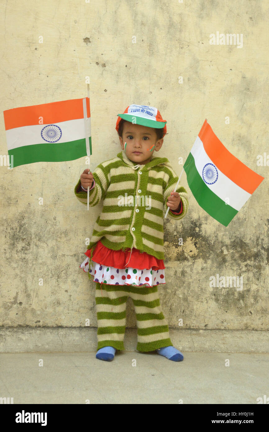 Niño sosteniendo la bandera nacional, India, Asia, Sr.#792 Foto de stock